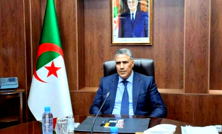 Le ministre de l’Habitat, de l’Urbanisme et de la Ville, Monsieur Mohamed Tarek Belaribi, préside au siège du ministère, une réunion technique sur le programme prévu à la distribution le 1er Novembre prochain - Boonyan Info