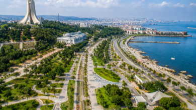 Vue aérienne du Parc de l’Indépendance à Alger, projet urbain reliant le Maqam Echahid, le Jardin d’Essai et les Sablettes à travers un vaste espace vert offrant des promenades et des aménagements modernes en bord de mer.