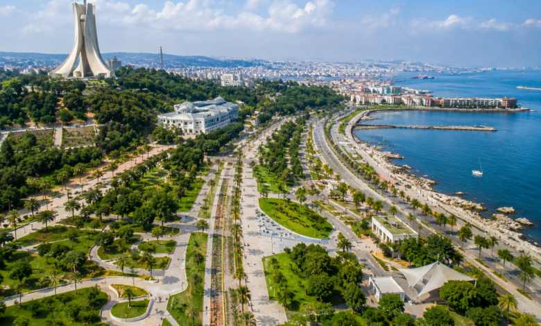 Vue aérienne du Parc de l’Indépendance à Alger, projet urbain reliant le Maqam Echahid, le Jardin d’Essai et les Sablettes à travers un vaste espace vert offrant des promenades et des aménagements modernes en bord de mer.